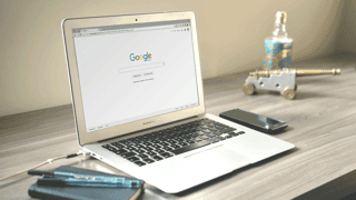 ordinateur referencement google responsable e commerce