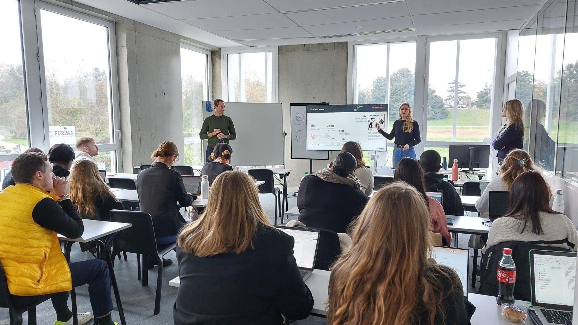 étudiants pendant le brief